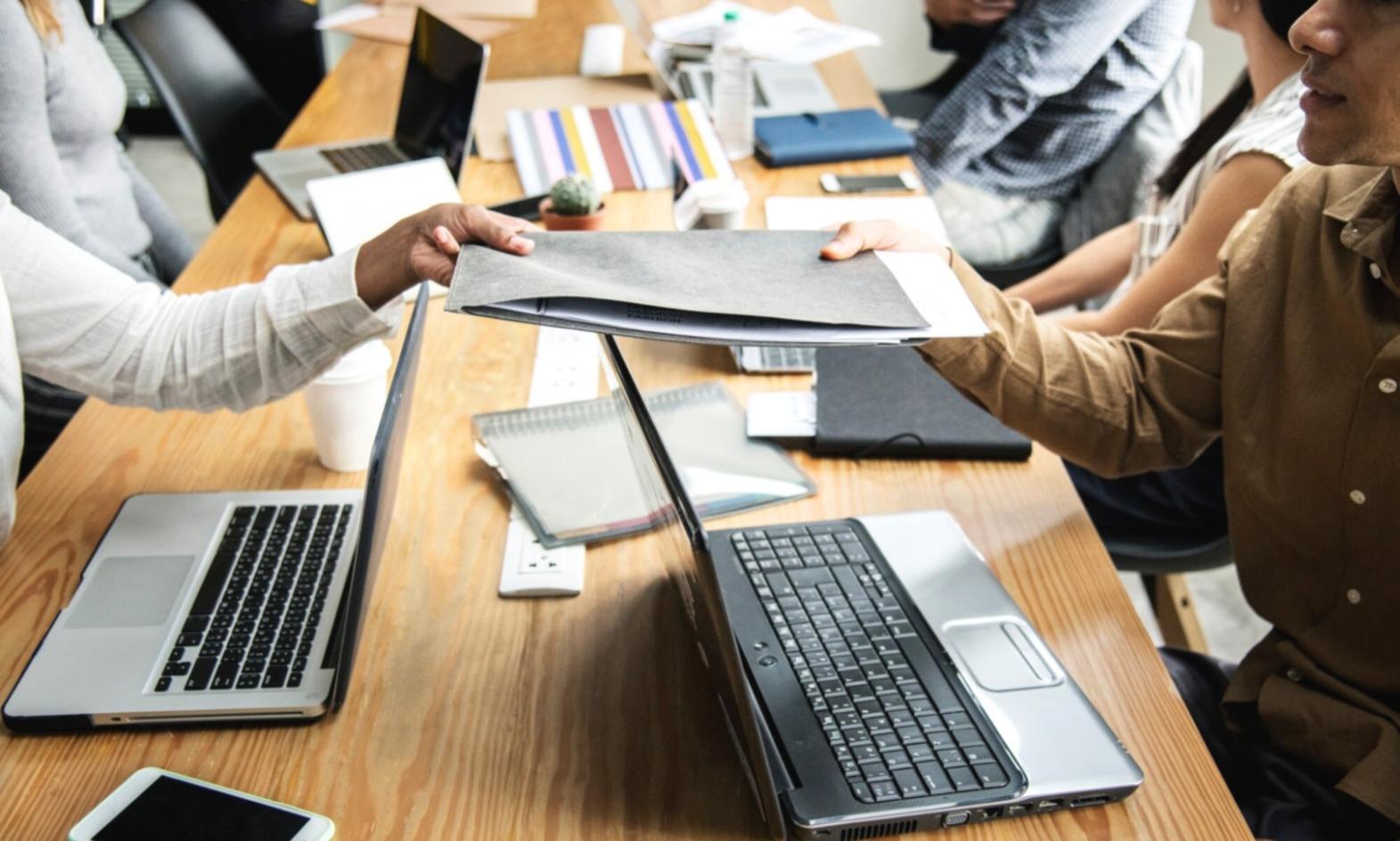 Espace de travail d'analyste financier avec écrans et graphiques